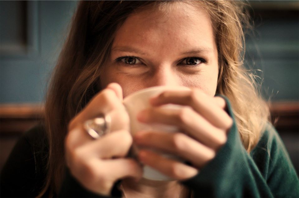 Photo d'une jeune femmebuvant du thé